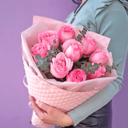 9 розовых роз 50 см. с эвкалиптом